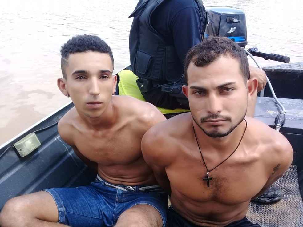 Os dois suspeitos estavam armados em uma canoa no momento da prisão  — Foto: Divulgação/PM-AC