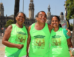 Família de Allan do Carmo, da maratona aquática, no Mundial de Barcelona (Foto: Satiro Sodré / SS Press)