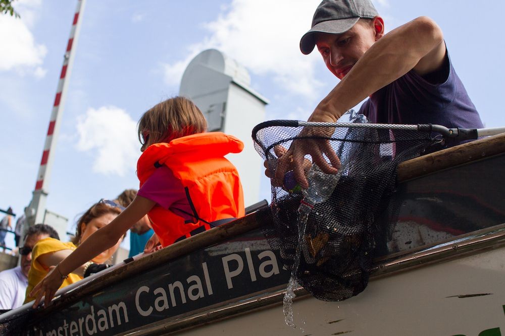 Tour para coletar plástico em Amsterdã. (Foto: Plastic Whale)