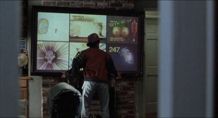 Monitores futuristas do filme se parecem com qualquer TV de 2015 (Foto: Reprodução/YouTube)