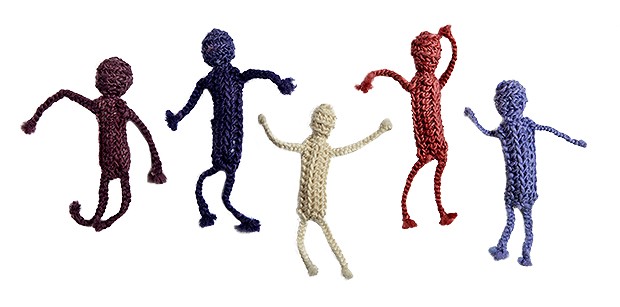 Os bonecos Umanos são feitos de crochê em lã natural ou tingida (Foto: Lucas Moura e Ricardo Jaeger)