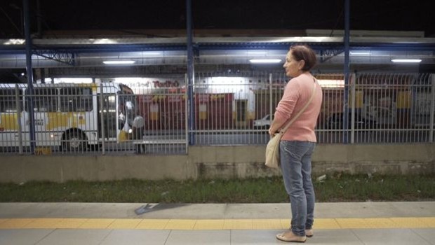 Marlene Fernandes de Lima, de 59 anos, pega trem no sentido oposto ao destino como estratégia para ir sentada ao trabalho (Foto: FELIX LIMA/ BBC NEWS BRASIL)