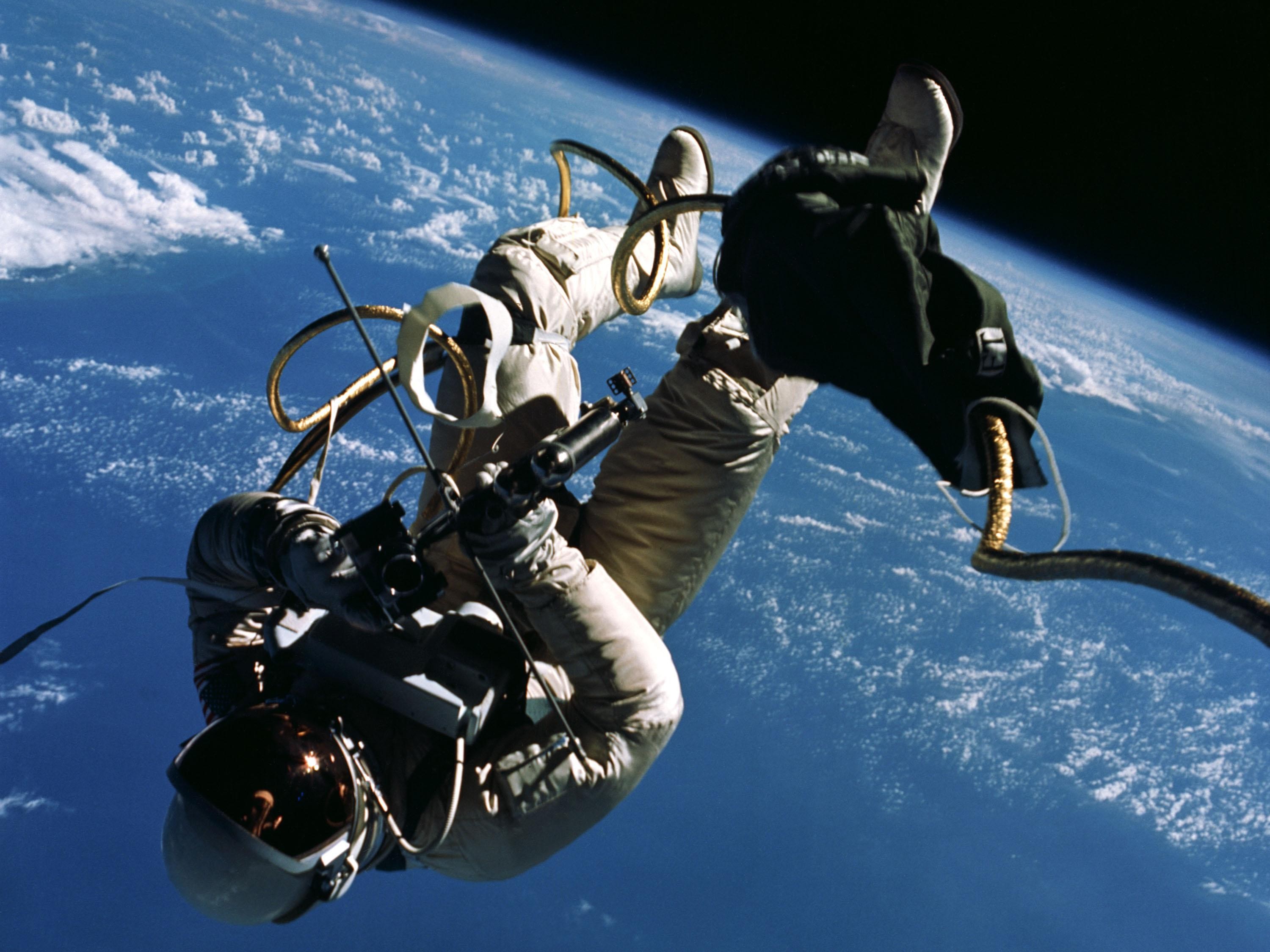Ed White foi o primeiro americano a caminhar pelo espaço, em 3 de junho de 1965, durante a missão Gemini 4 (Foto: NASA)