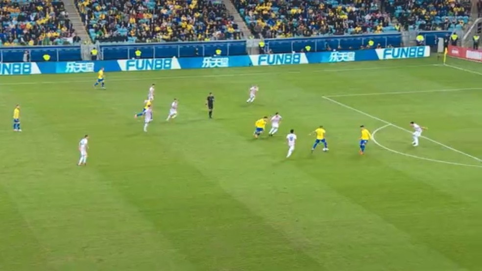 Daniel Alves recebe centralizado em movimentação pouco repetida no restante da partida — Foto: Reprodução