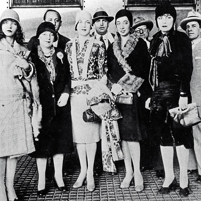 À frente, da esquerda para a direita: Pagu, Anita Malfatti e Tarsila do Amaral; ao centro, de chapéu, Oswald de Andrade, na Central do Brasil, em 1929 (Foto: Acervo Iconographia)
