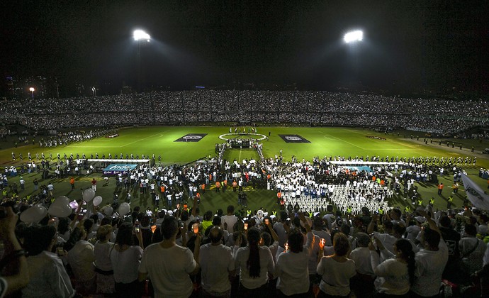 Estádio Medellín homenagem Chapecoense (Foto: LUIS ACOSTA / AFP)