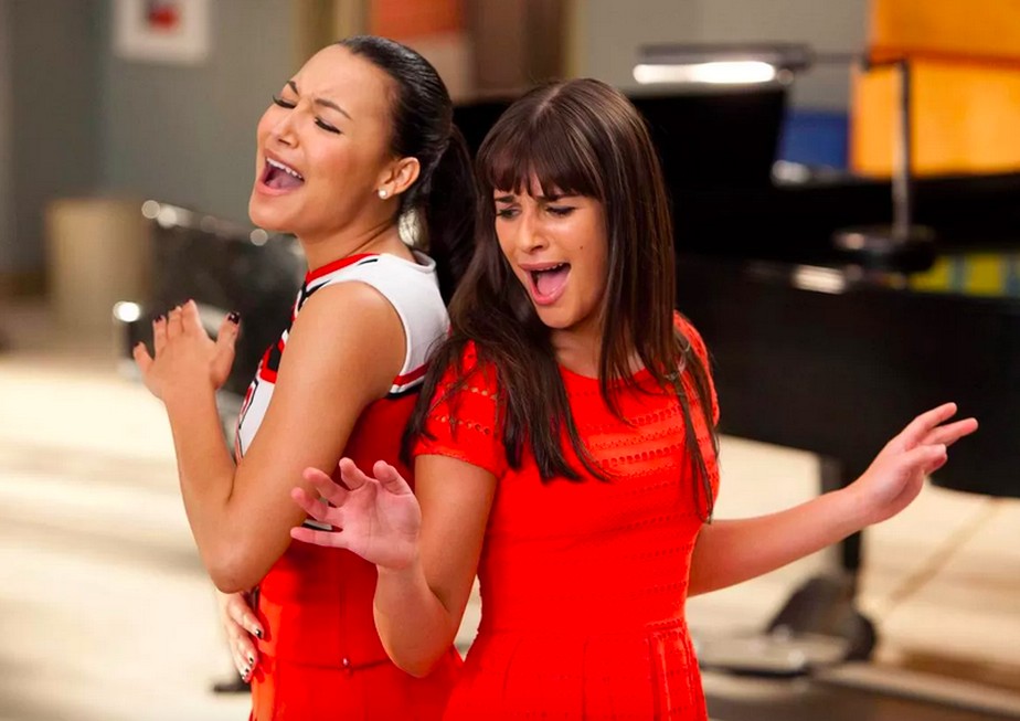 Naya Rivera (1987-2020) e Lea Michele em cena de Glee