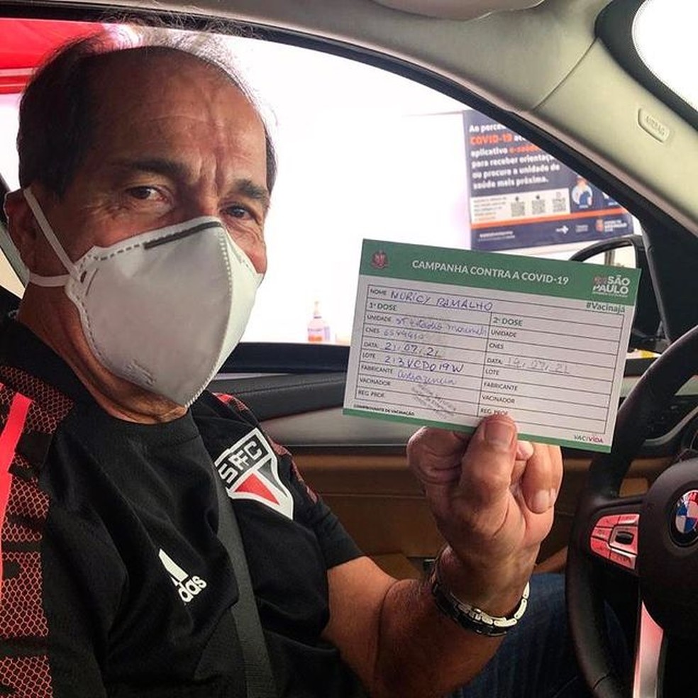 Muricy Ramalho posa com a carteirinha de vacinação — Foto: Reprodução/Instagram