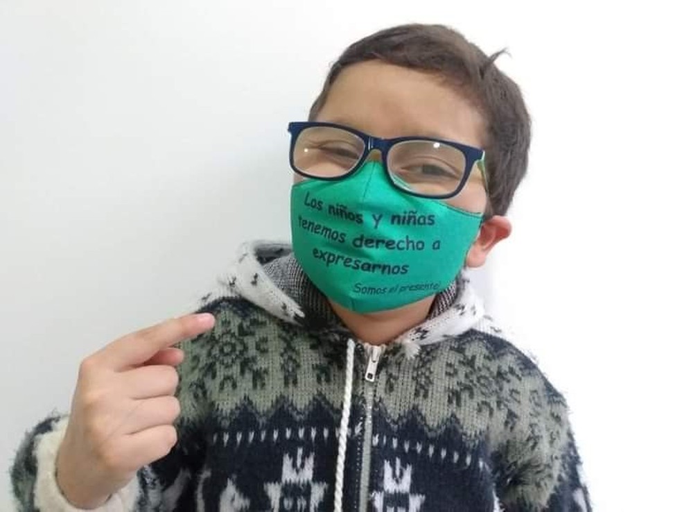 Francisco usa uma máscara onde se lê 
