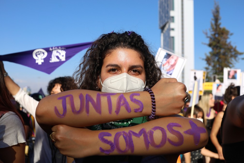 'Juntas somos mais': mulher protesta contra a violência de gênero em Santiago, no Chile, nesta quinta-feira (25), Dia Internacional de Eliminação da Violência Contra a Mulher — Foto: Ailen Diaz/Reuters