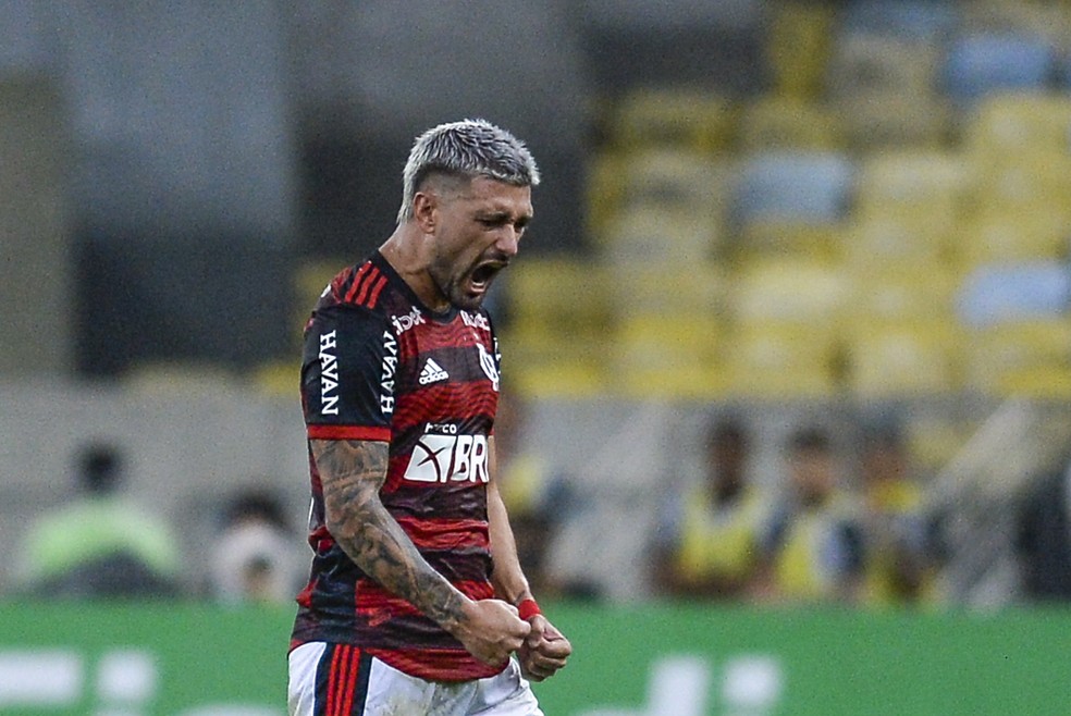 Decisivo de novo, Arrascaeta se aproxima de marcas históricas no Flamengo; veja números
