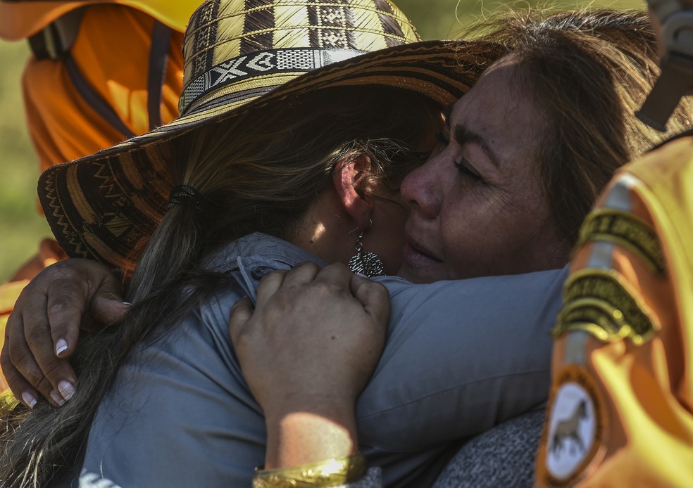 Parente de Sissi Arias, membro da tripulação do voo da Chapecoense, é consolada (Foto: JOAQUIN SARMIENTO / AFP)