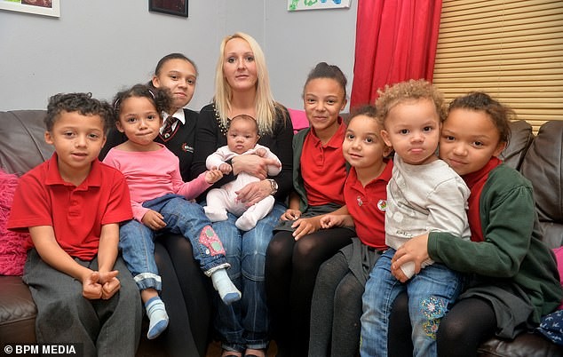 Mãe de oito foi confundida com duas famílias durante bloqueio (Foto: Reprodução/Daily Mail)