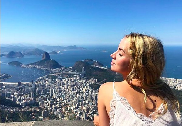 A atriz cubana Ana de Armas durante passeio pelo Rio de Janeiro (Foto: Instagram)
