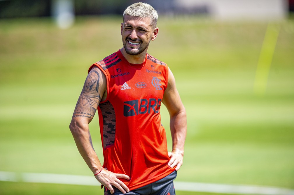 Arrascaeta faz tratamento de entorse no tornozelo — Foto: Marcelo Cortes/Flamengo