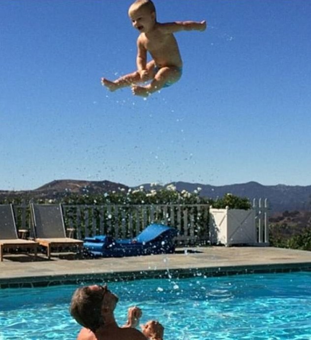 O marido da atriz e cantora Jessica Simpson, o ex-jogador de futebol americano Eric Johnson, em uma foto antiga, na qual aparece jogando o filho do meio casal para o alto em uma piscina (Foto: Instagram)