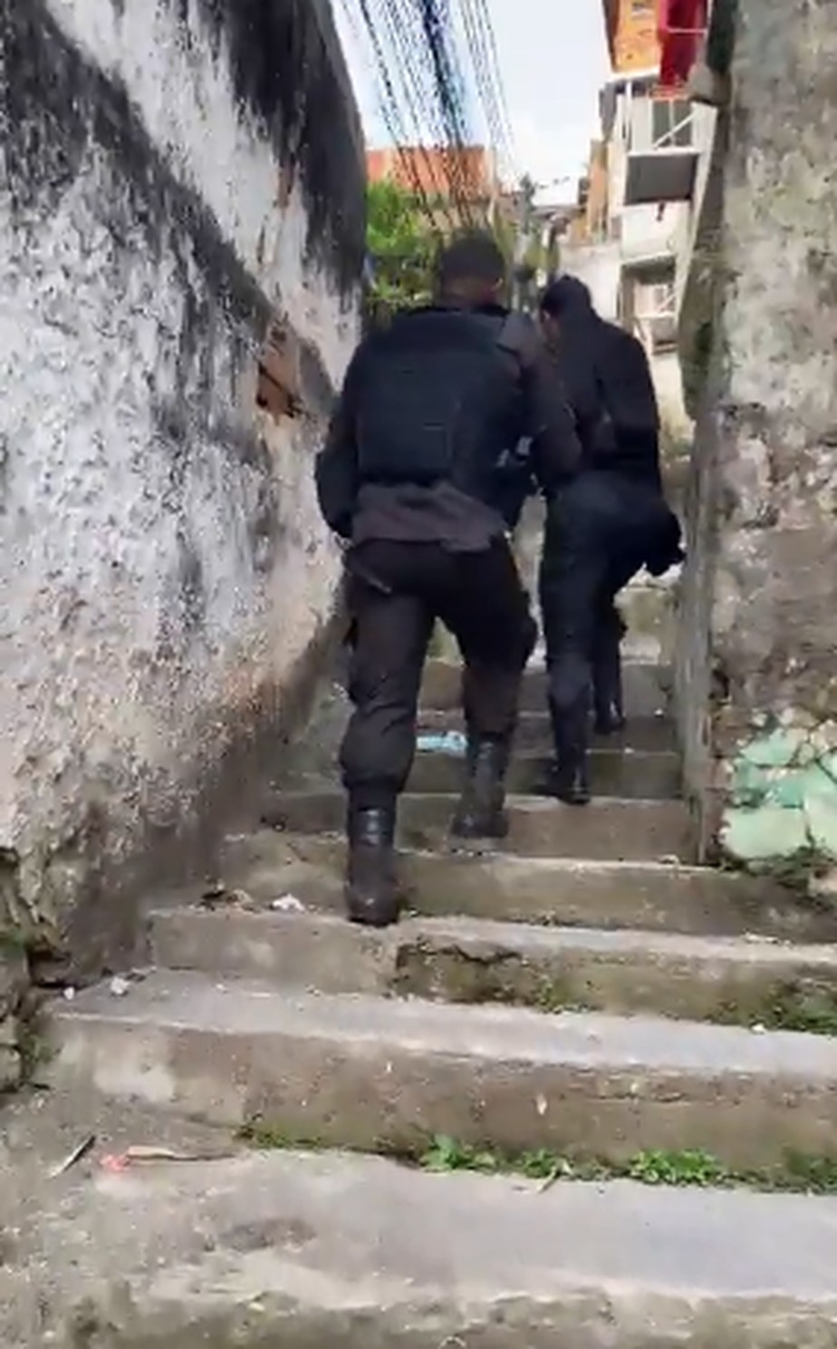 Polícia Militar faz operação no Morro dos Prazeres