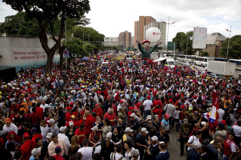Apoiadores do governo de Nicolás Maduro se manifestam nesta sexta-feira (4) em Caracas; eles marcharam até o prédio do Parlamento (Foto: AP Foto/Wil Riera)