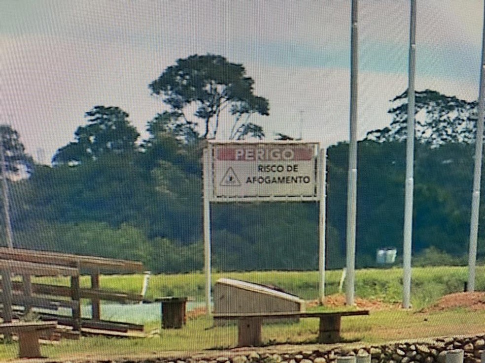 Placas de perigo est&atilde;o espalhadas pelo lago &mdash; Foto: Everton Miranda