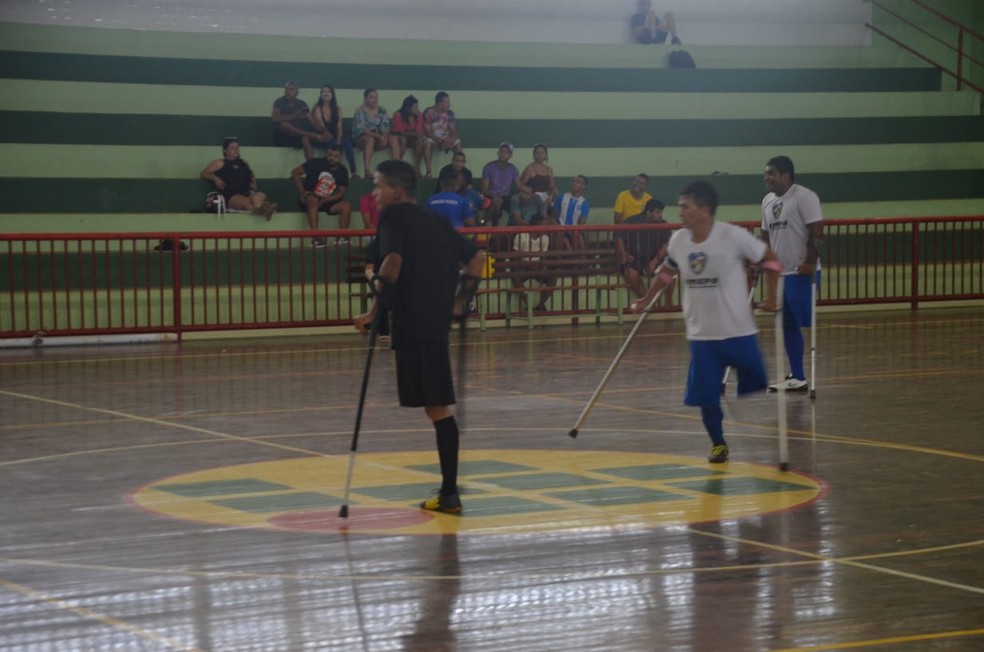 MacapÃ¡ (camisa branca) derrotou nos pÃªnaltis o time de Santana (camisa preta) â Foto: Kelson Costa/Arquivo Pessoal