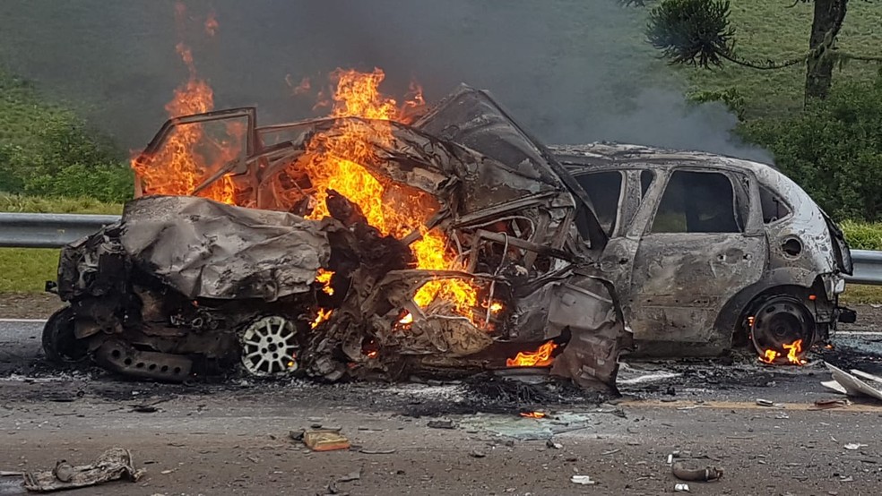 Acidente causou a morte de cinco pessoas que estavam no mesmo veículo — Foto: PRF / Divulgação