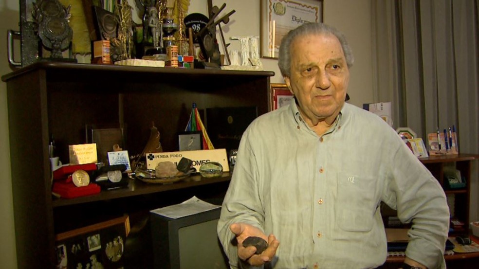 O jornalista Saulo Gomes e o meteorito encontrado em Buritizal (SP) (Foto: Reprodução/EPTV)