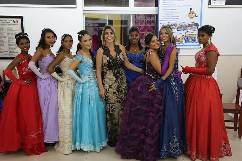 Adolescentes ganharam vestidos, maquiagem e outros cuidados de beleza (Foto: Prefeitura de C&aacute;ceres-MT/ Assessoria)
