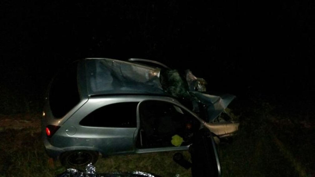 Com impacto da batida, motorista do veículo foi arremessado para fora do carro (Foto: Arquivo Pessoal)