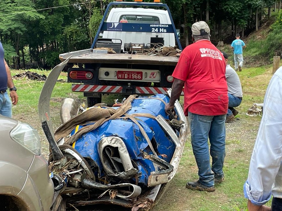 Motor que estava em mata fechado foi resgatado no início da tarde desta segunda-feira — Foto: Fervel Auto Socorro/Divulgação