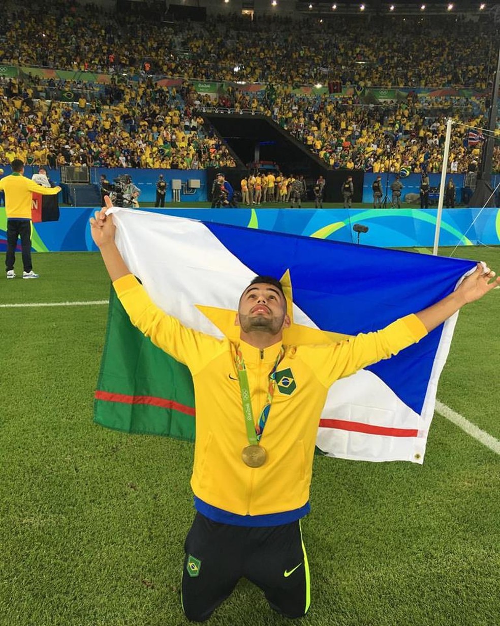 Thiago Maia com bandeira de Roraima e a medalha de ouro no peito — Foto: Imagem/Divulgação