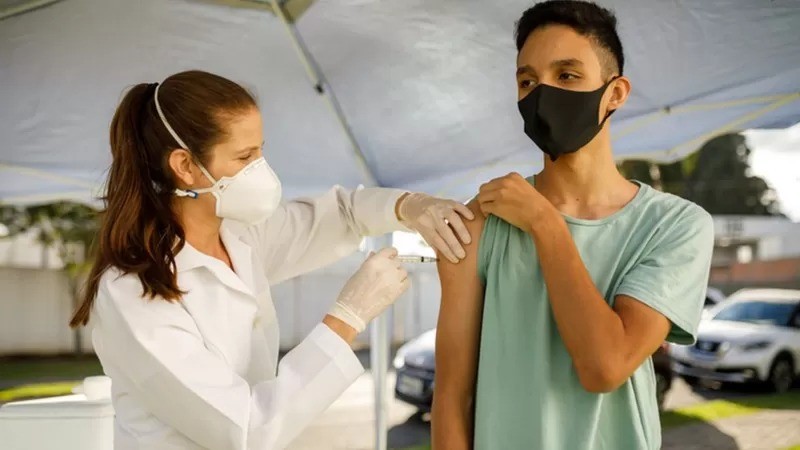 Quase metade da população brasileira ainda não tomou a terceira dose da vacina que protege contra as formas mais graves da covid (Foto: GETTY IMAGES via BBC)