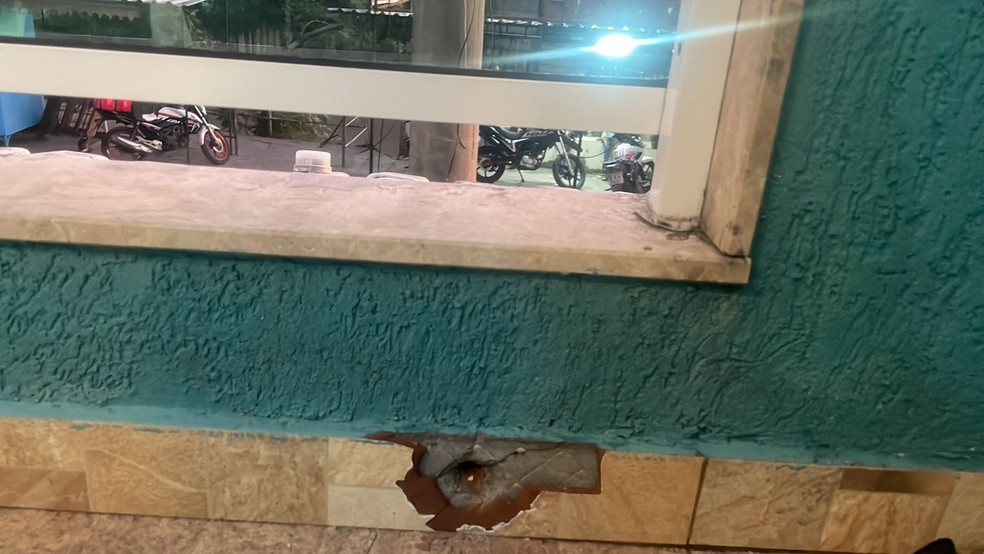 Duas vezes: Tiros voltaram a atingir a casa da moradora &agrave; tarde &mdash; Foto: Foto do leitor