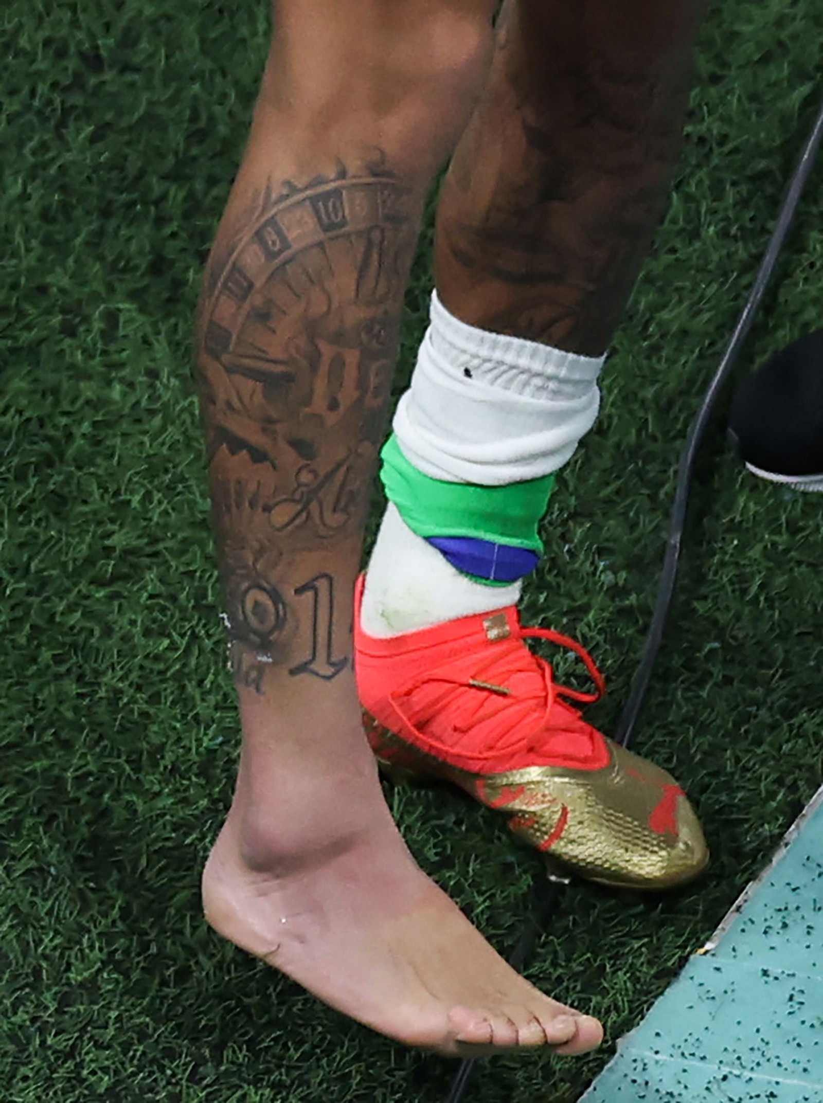 Neymar sente novamente o tornozelo, essa lesão o afastaria de alguns jogos da competição — Foto: Giuseppe CACACE / AFP
