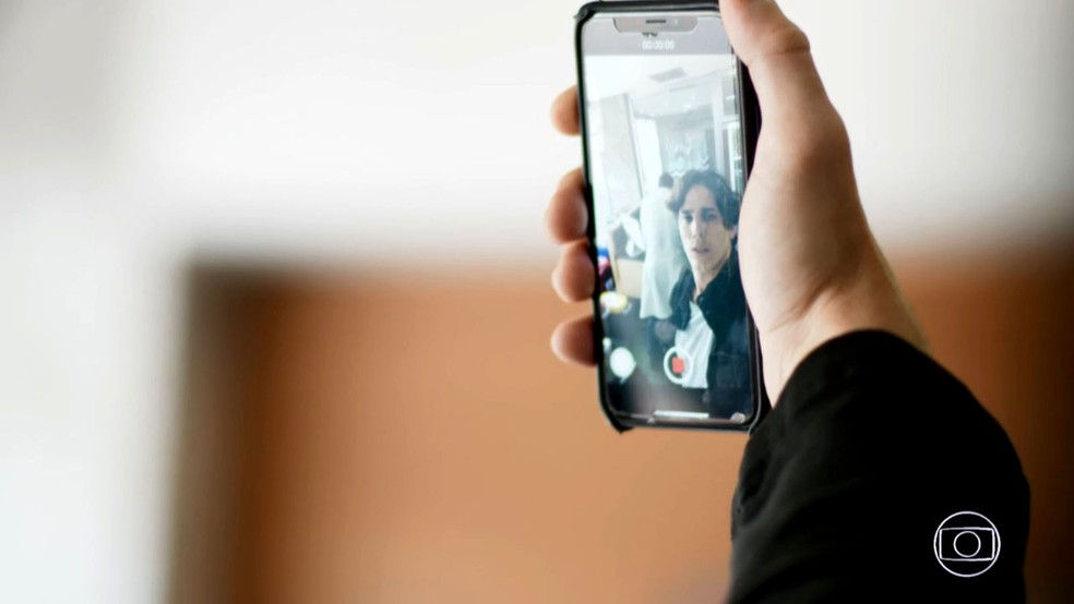 Rui (Romulo Arantes Neto) faz uma selfie após levar um soco de Joaquim (Joaquim Lopes), em 'Malhação - Toda Forma de Amar' — Foto: TV Globo