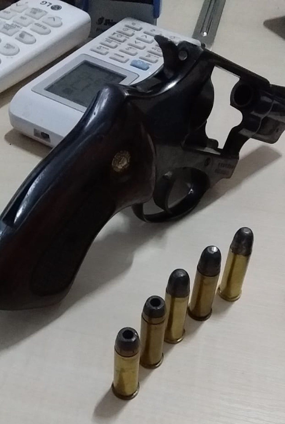 Um revólver e cinco munições foram apreendidas pela Polícia Civil.  — Foto: Divulgação/Polícia Civil