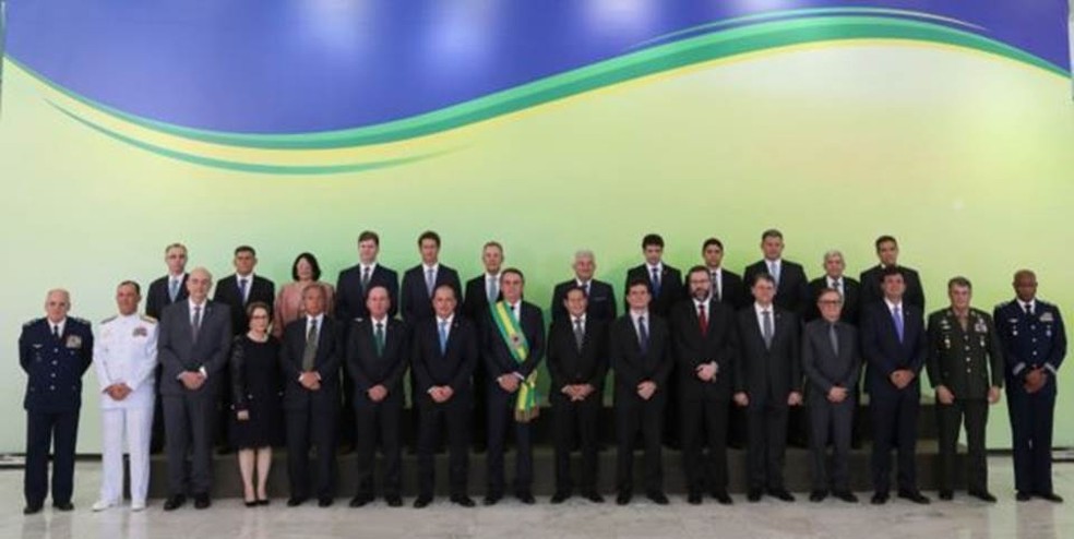 Gabinete de Bolsonaro (acima, na posse, o presidente, o vice, os ministros e comandantes militares) tem sete representantes das Forças Armadas — Foto: SERGIO LIMA/AFP/GETTY IMAGES/BBC