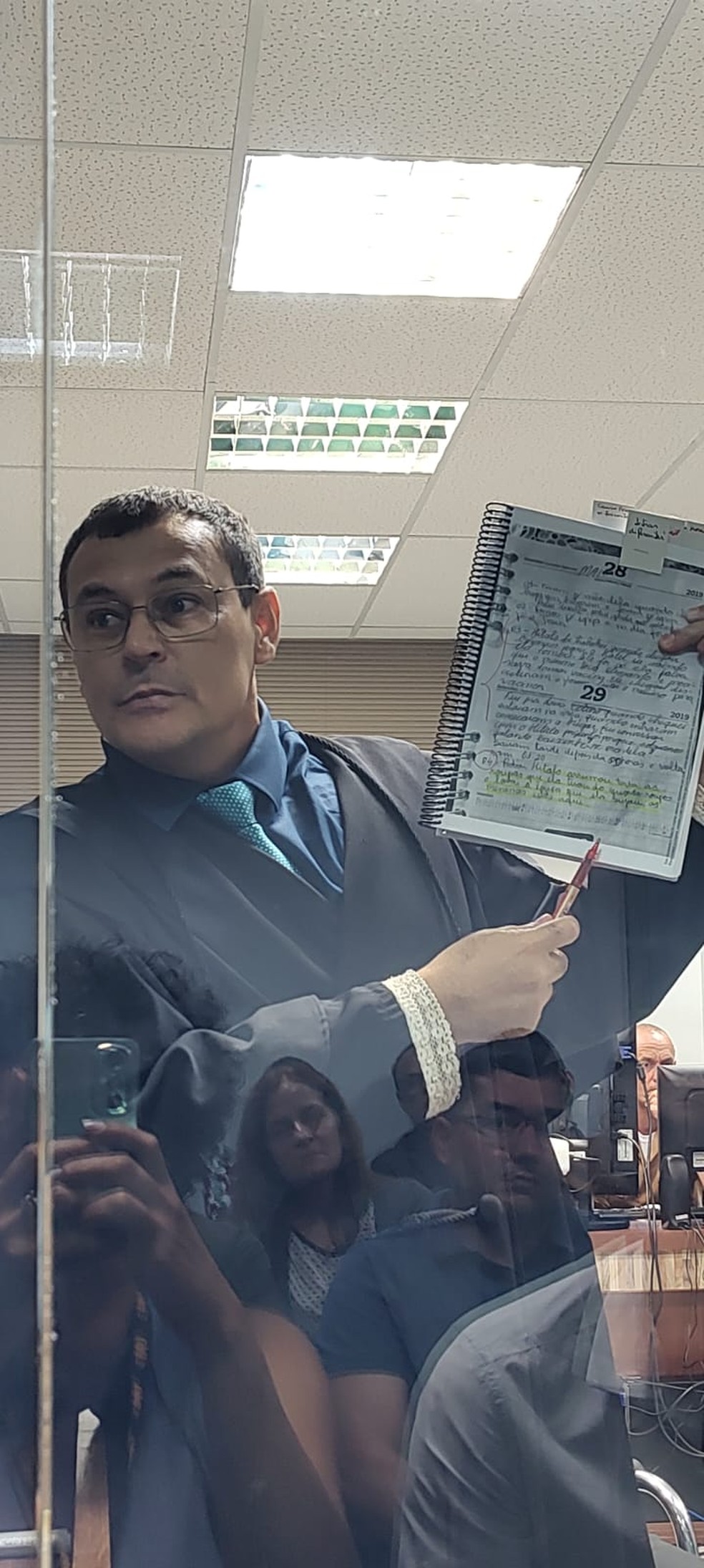 Sanderson, advogado de Hitalo, argumenta que o réu é um homem de bem — Foto: Aline Nascimento/g1 Acre