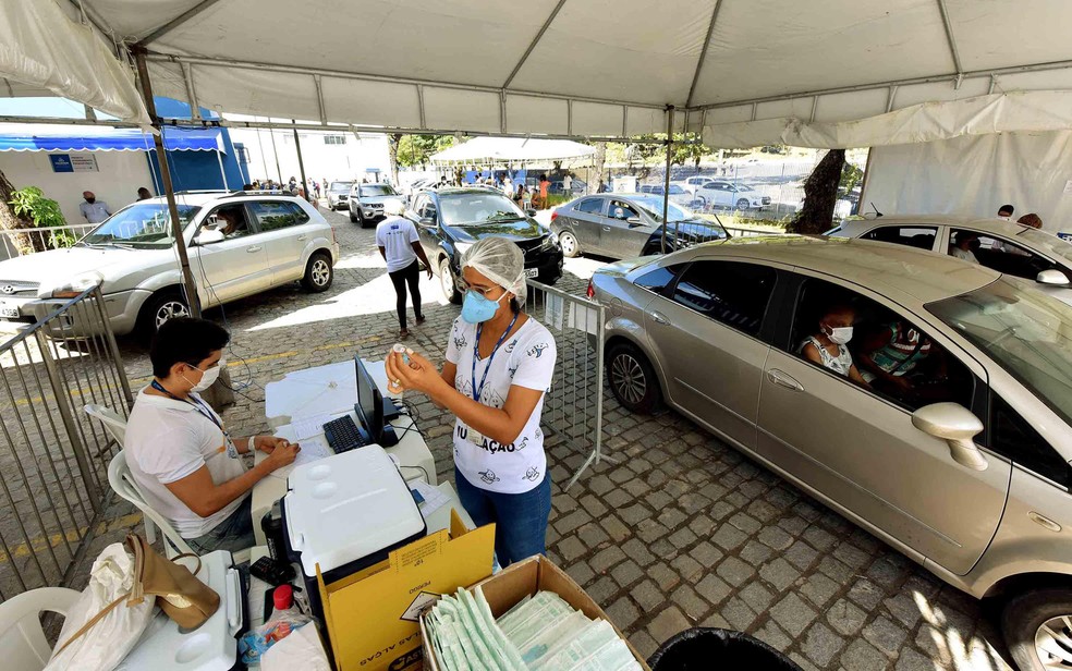 Vacina&ccedil;&atilde;o em um drive-thru de Salvador, na Bahia imuniza&ccedil;&atilde;o vacina contra Covi-19 &mdash; Foto: Valter Pontes/Secom