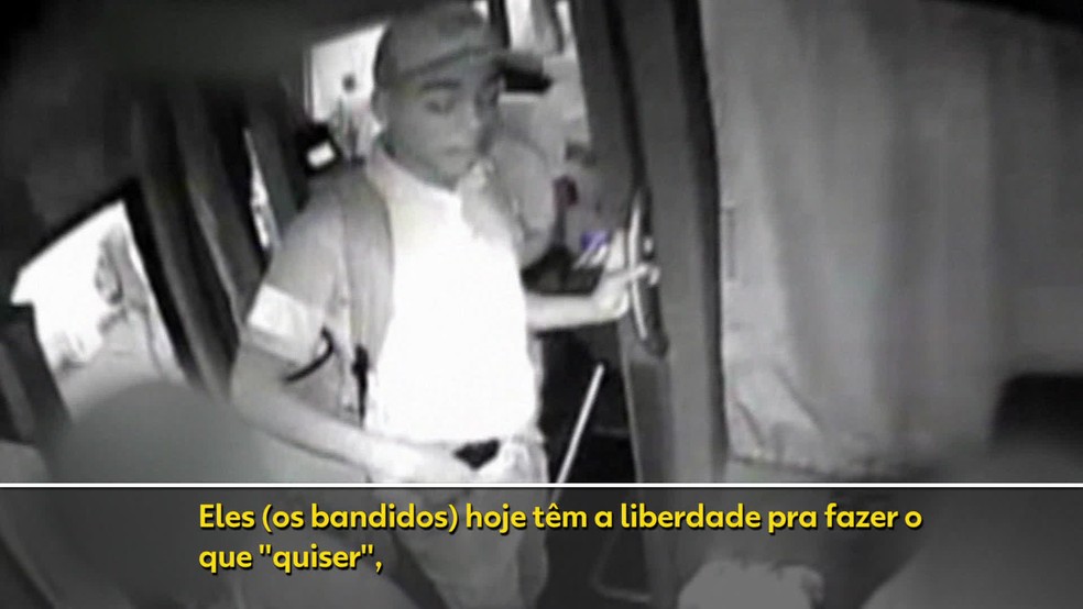 Passageiros e motoristas de ônibus que circulam em São Gonçalo são vítimas de ataques de criminosos — Foto: Reprodução / TV Globo