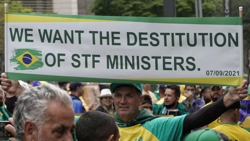 Num cartaz em inglês, manifestante pede a destituição dos ministros do STF em protesto bolsonarista no 7 de setembro de 2021 em São Paulo — Foto: AFP