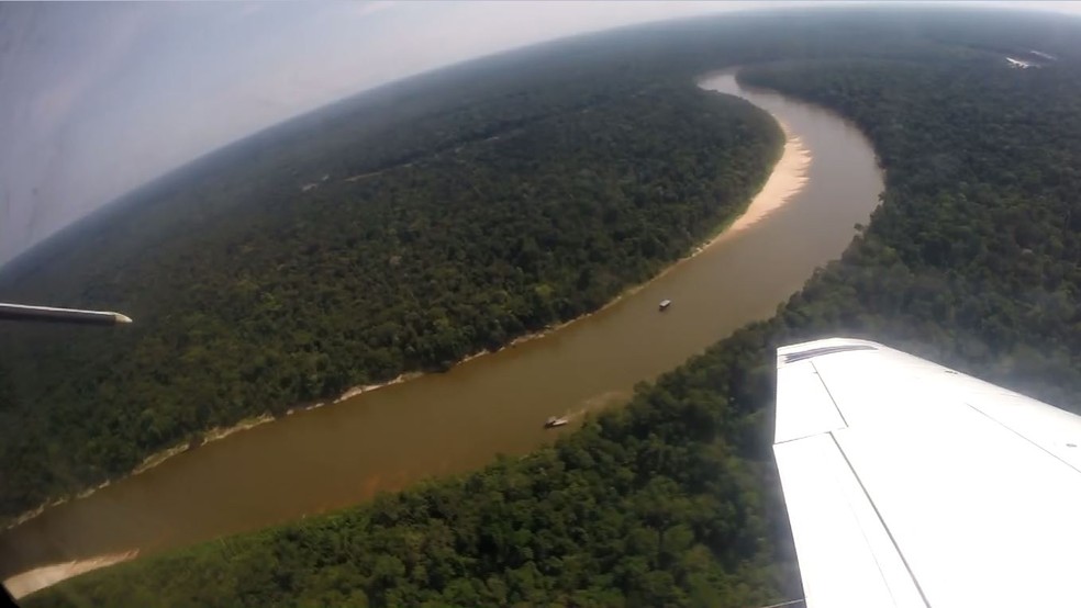 Dragas são identificadas realizando atividades de garimpo ao lado de terra indígena no AM. — Foto: Reprodução/Rede Globo