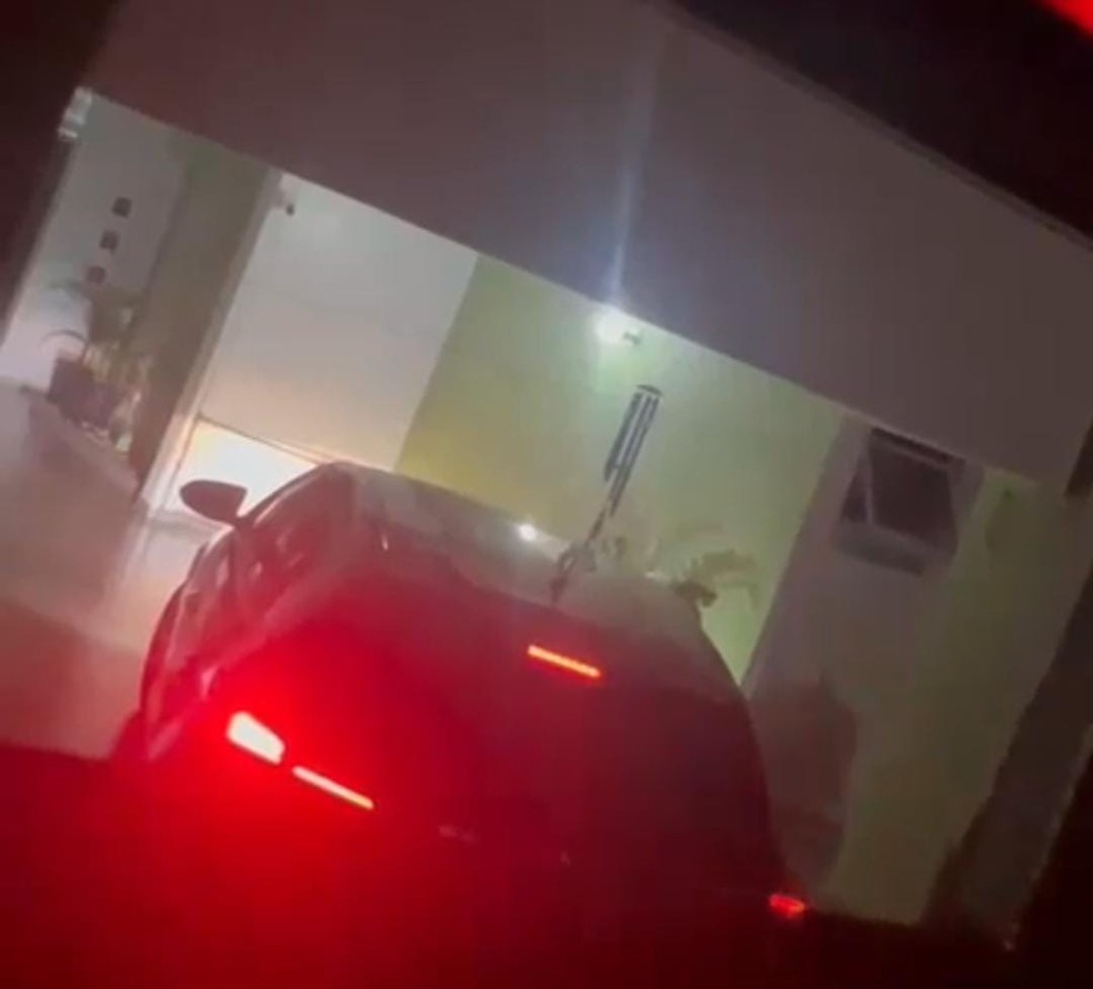 Rebeca Aguar gravou momento que chega na casa do namorado e o encontra dentro do carro com outra mulher — Foto: Reprodução