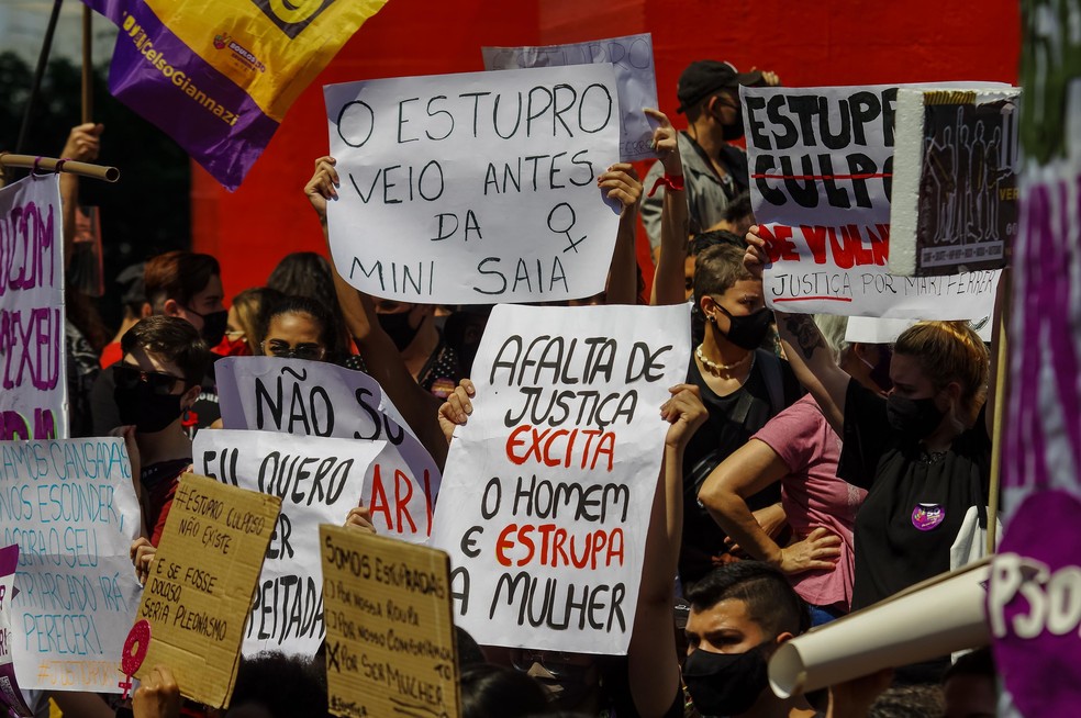 Neste domingo (8), grupo de manifestantes na Avenida Paulista levou cartazes pedindo fim da violência contra a mulher. — Foto: Estadão Conteúdo