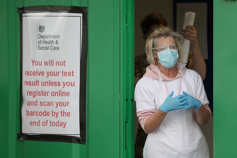 Funcionária do serviço de saúde do Reino Unido em centro de testes para o coronavírus no Aeroporto de Glasgow, na Escócia — Foto: Andrew Milligan/Pool/Reuters