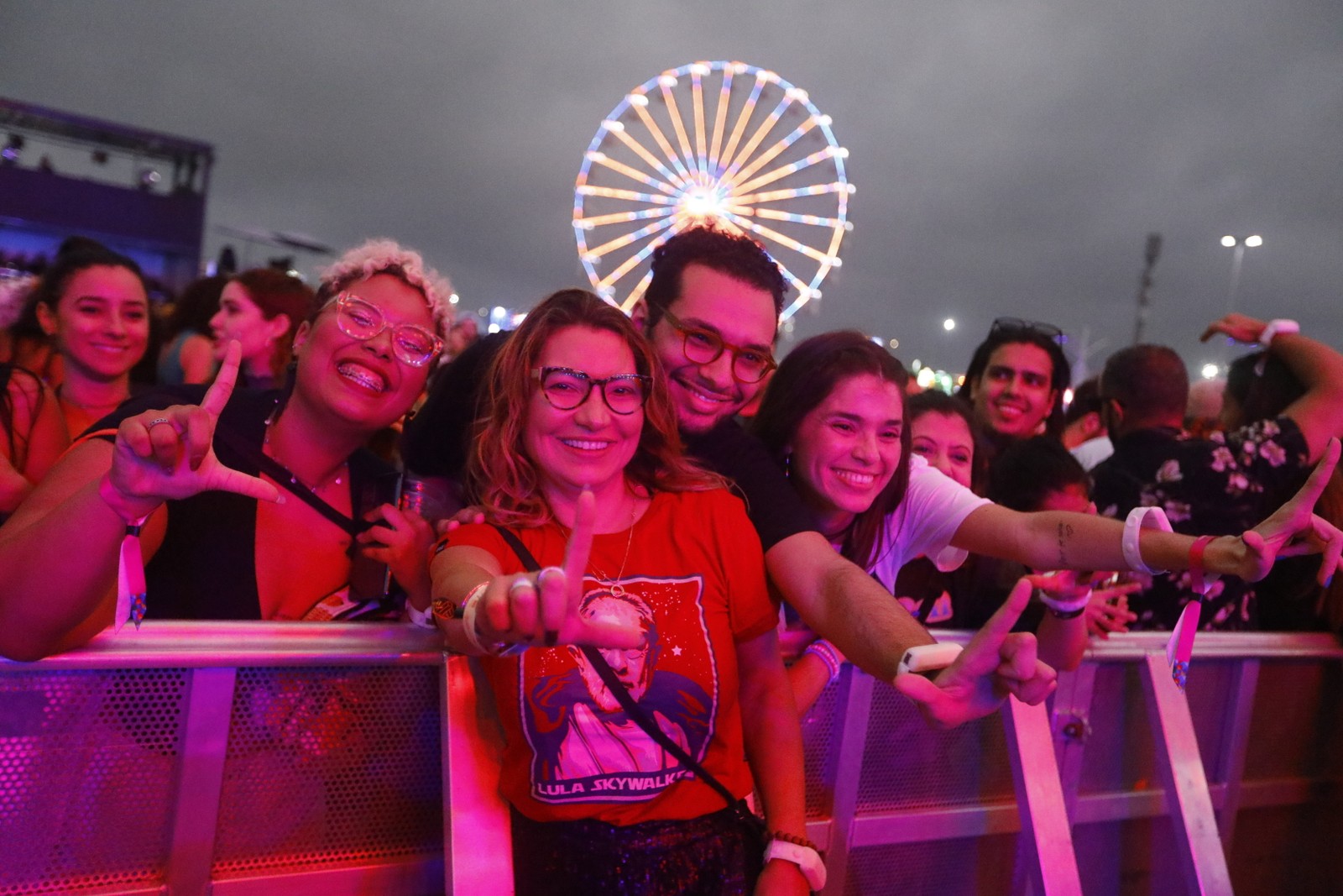 Janja tira foto com fãs e apoiadores de Lula durante show no Rock in Rio.  — Foto: Brenno Carvalho