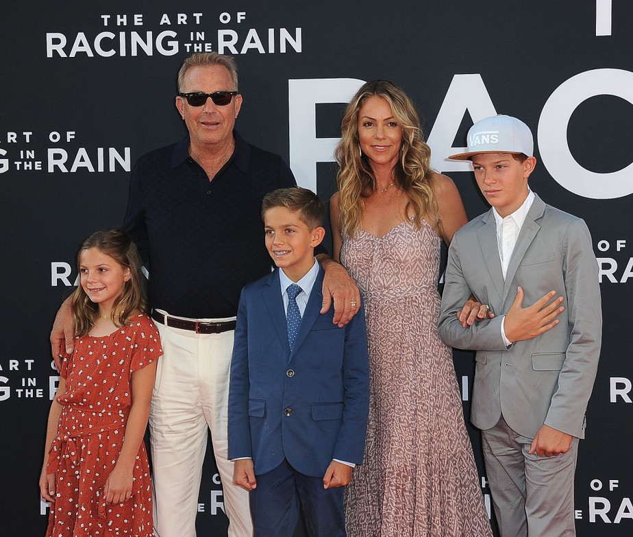 Kevin Costner, sua easposa Christine Baumgartner e seus três filhos - Cayden, Hayes e Grace