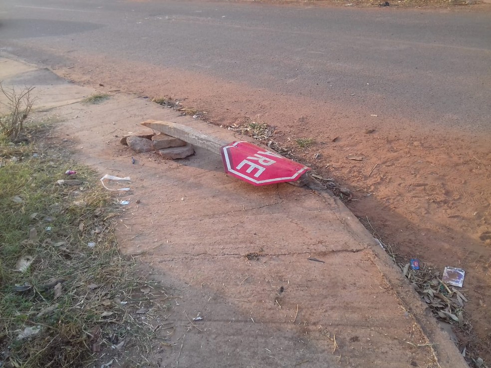 Placa caída em cruzamento onde motociclista morreu em Rondonópolis — Foto: Maycon Araújo/TV Centro América