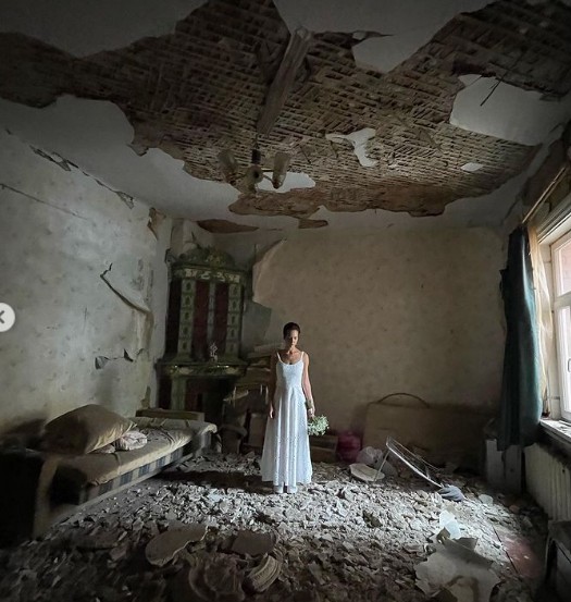 Daria Steniukova, de 31 anos, em ensaio fotográfico na residência atingida por ataque russo — Foto: Reprodução Instagram
