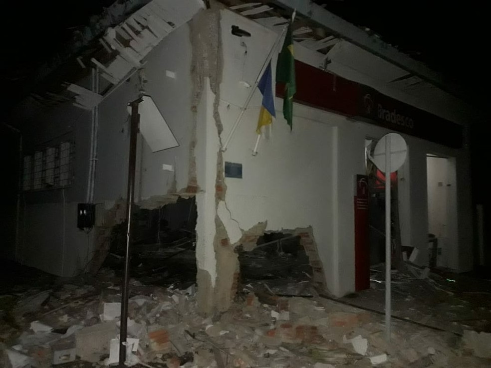Agência ficou bastante danificada após explosão — Foto: Divulgação