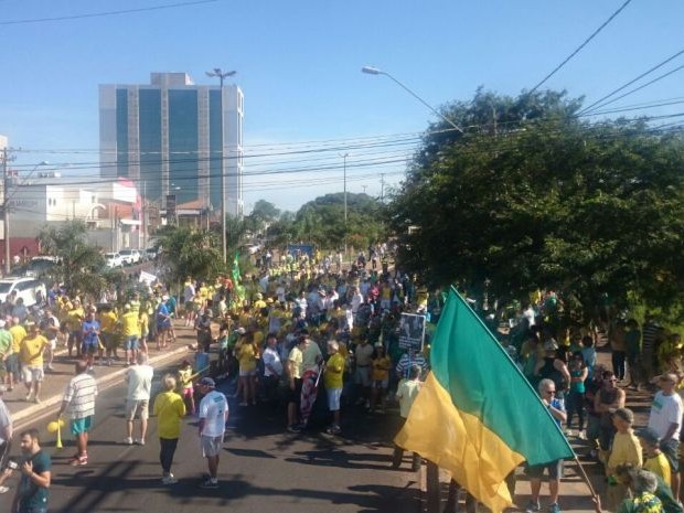Manifestantes se reúnem na Getúlio Vargas em Bauru (Foto: Eliane Freitas / TV TEM)